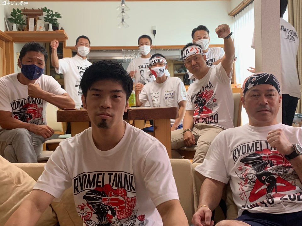 応援中の田中恒成(畑中)と父・斉氏