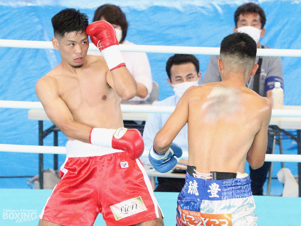 左:金城寛季(平仲)と右:池原龍次(琉豊BS)が激突