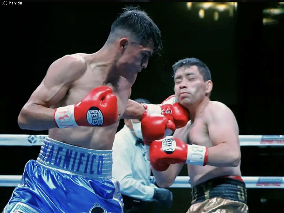 左:ガルシア(メキシコ)が新王者