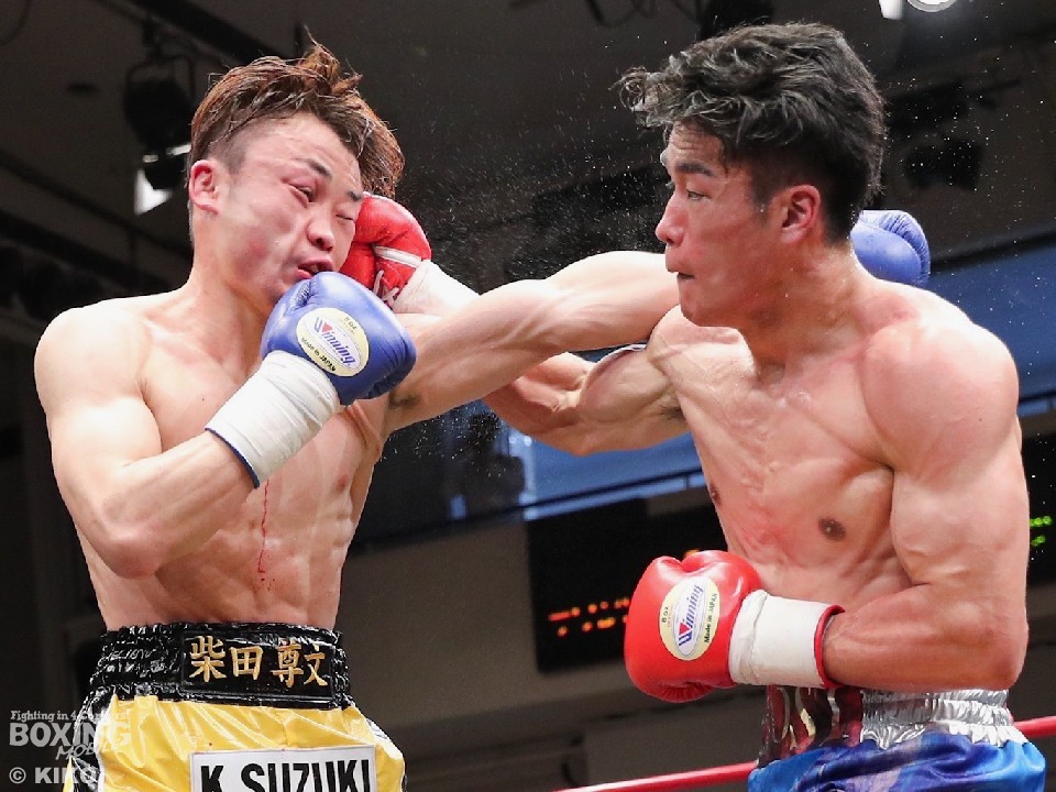 右:渡来美響(三迫)が攻め立てる