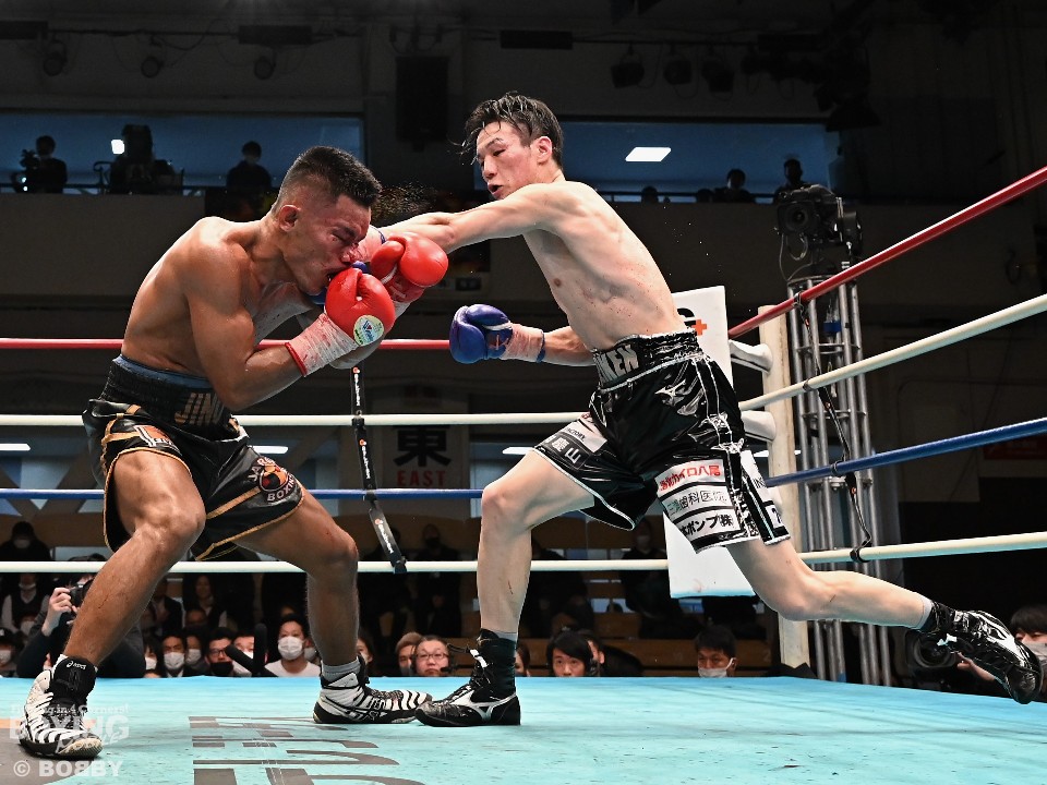 右:李健太(帝拳)の左ストレート!