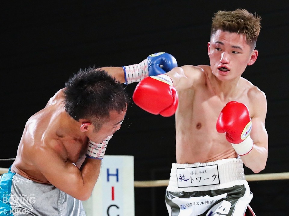 右ストレートが光った那須亮祐