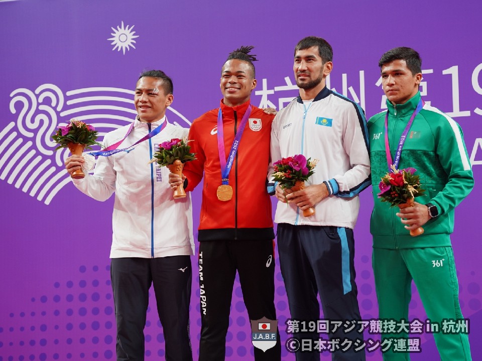 左から2番目が金メダリストの岡澤