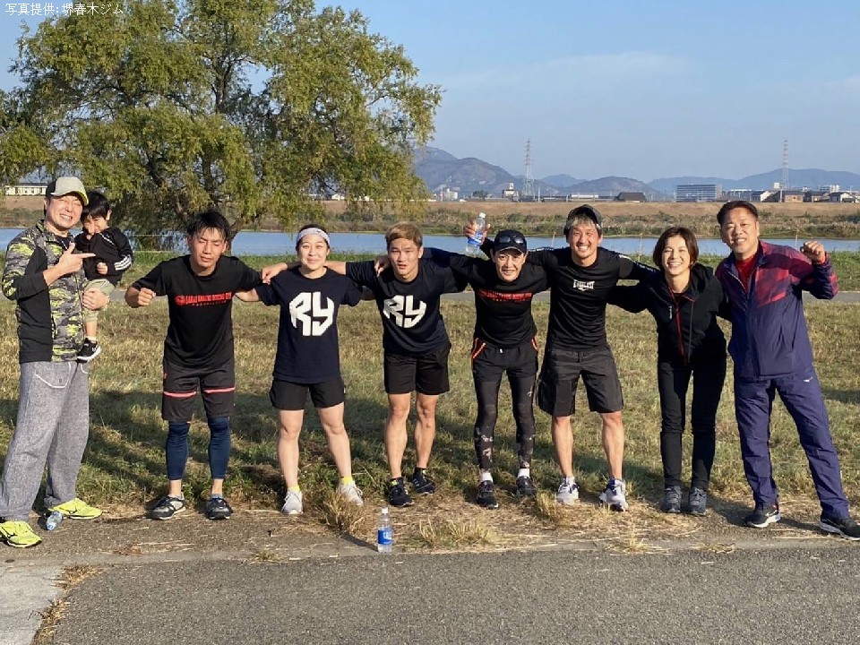 �������h