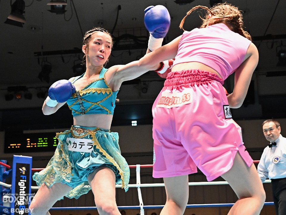 モンブランみき(一力)が攻め立てる