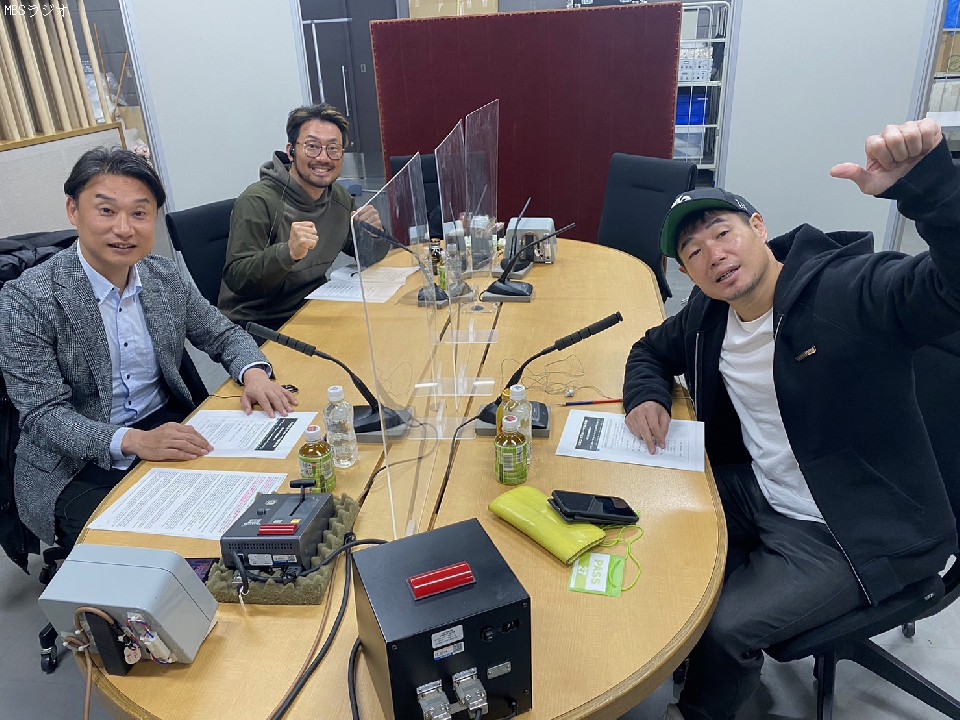 ���J���ς����W�I�ŐU��Ԃ�!