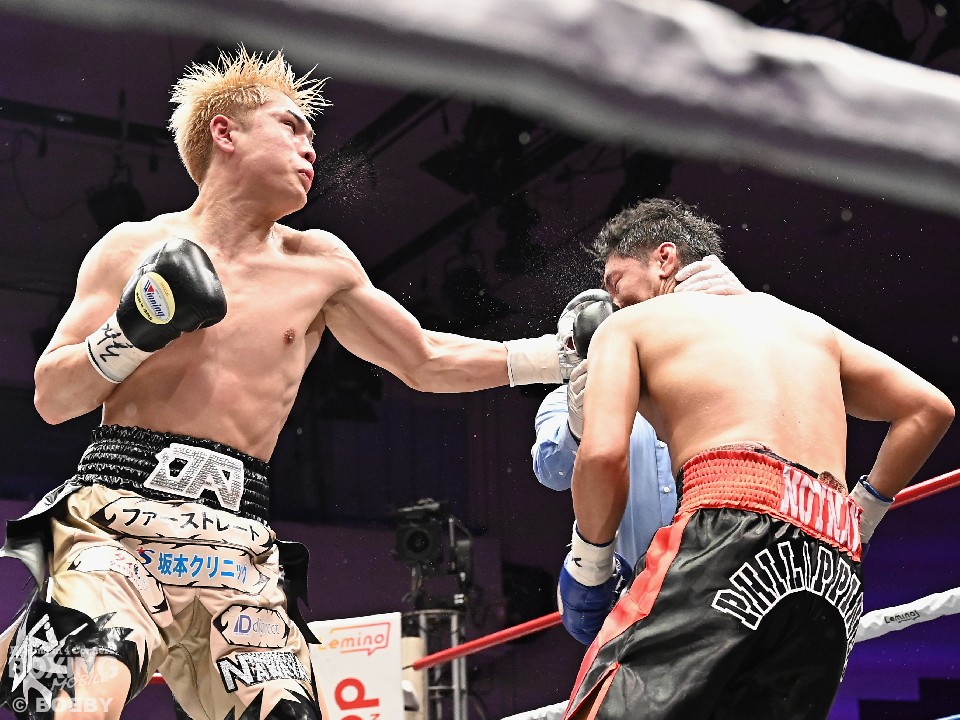 佐々木尽(八王子中屋)の左フック!