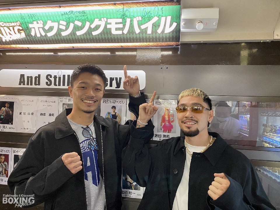 2�l�̐��E�`�����s�I������y���z�[����K�ꂽ