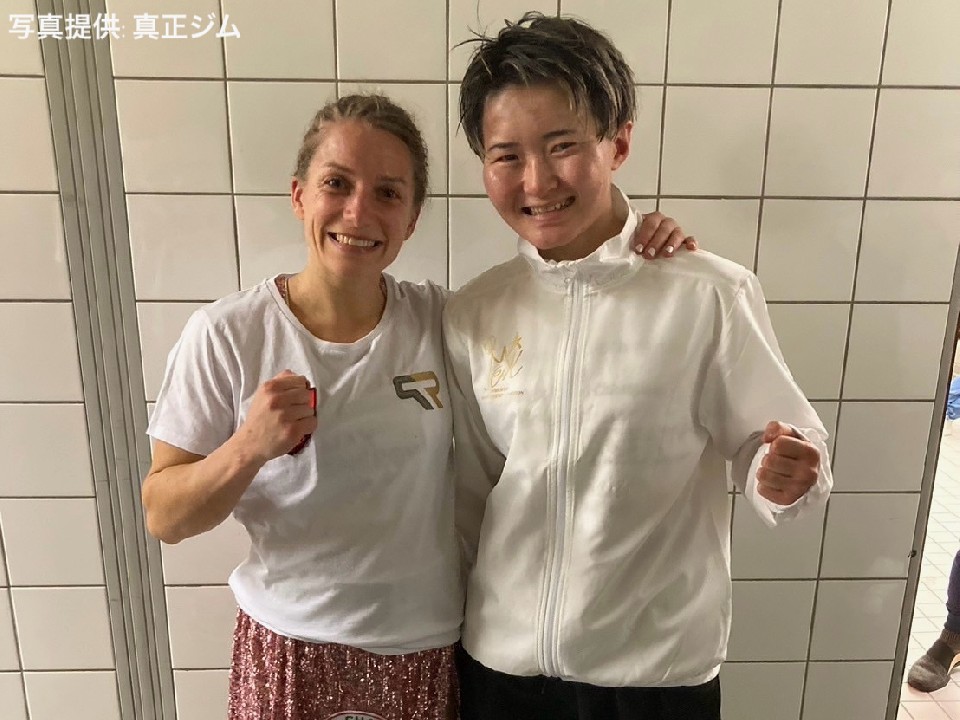 試合後、健闘を称え合った