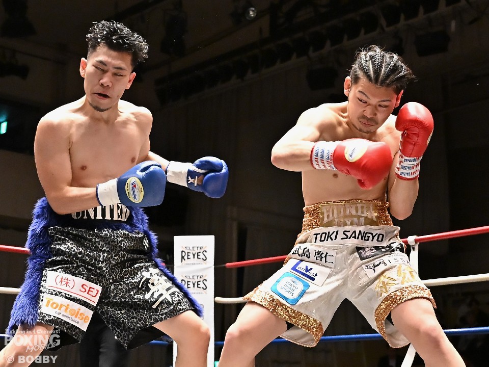 右:高橋泰征(本多)の右フック!