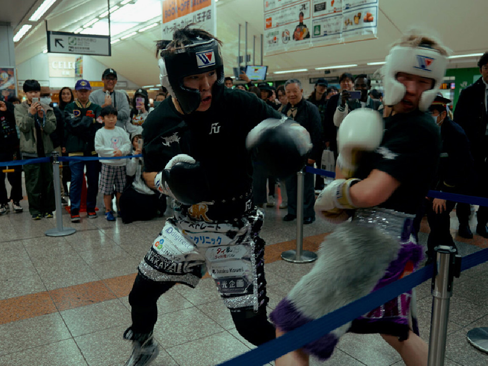 佐々木兄弟が駅前で迫力のスパーリング